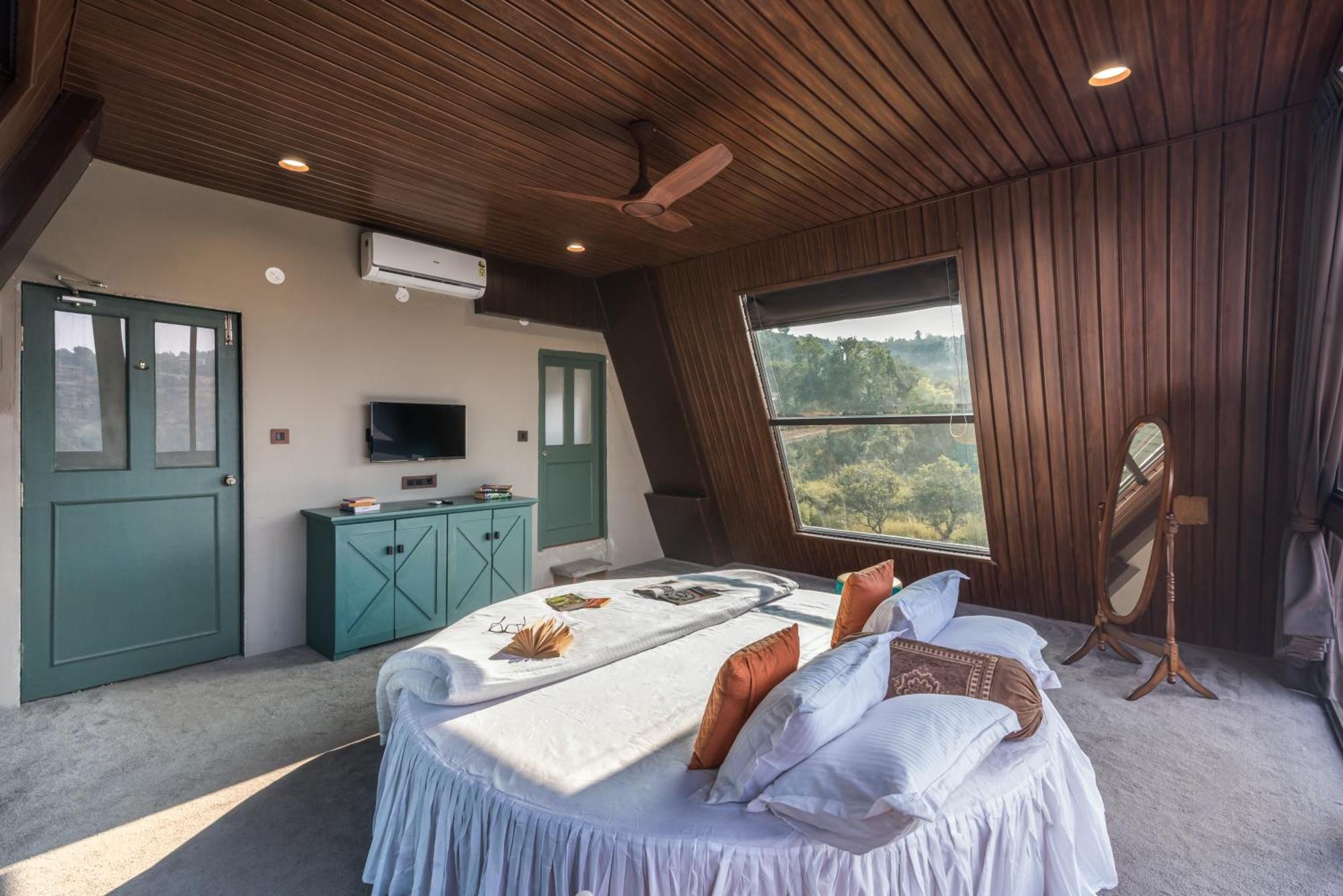 Saffronstays A Vantage, Panchgani - A Pyramid Shaped Unique Luxury Villa With Infinity Valley Views Kültér fotó